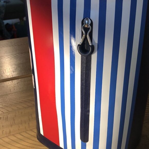 Vineyard Vines 🐳 10 can Cooler Padded Adj. Shoulder Strap beach 🏖 it stay cool - Picture 8 of 17